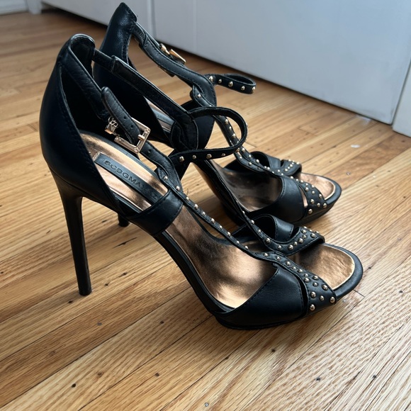 BCBG MAXAZRIA BLACK AND GOLD STUDDED HEELS IN SIZE 8. - Picture 2 of 6